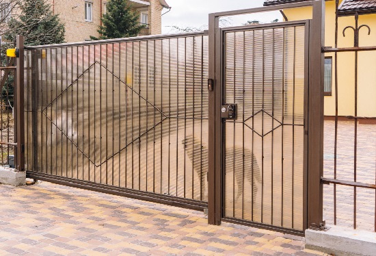 Купить ворота из профлиста с элементами ковки, с металлическими столбами в рамке или под дерево в Куйбышеве от 155596 руб